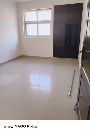 Room in 3 BHK Apartment at Amrapali Silicon City, Sector 76 – for Rent