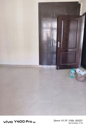 Room in 3 BHK Apartment at Amrapali Silicon City, Sector 76 – for Rent