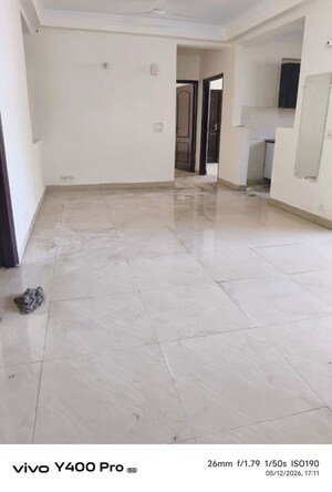 Room in 3 BHK Apartment at Amrapali Silicon City, Sector 76 – for Rent