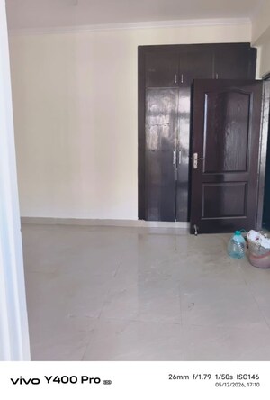 Room in 2.5 BHK Apartment at Amrapali Silicon City, Sector 76 – for Rent