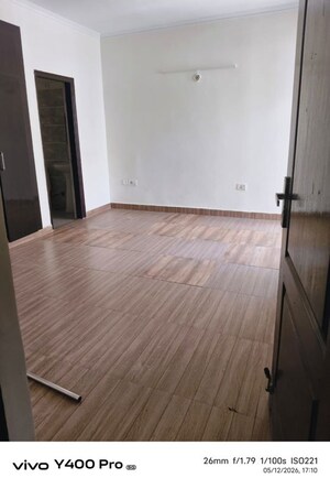 Room in 2.5 BHK Apartment at Amrapali Silicon City, Sector 76 – for Rent