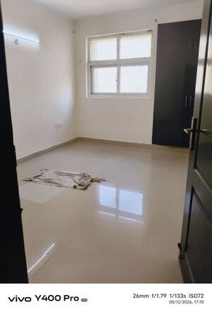 Room in 2.5 BHK Apartment at Amrapali Silicon City, Sector 76 – for Rent