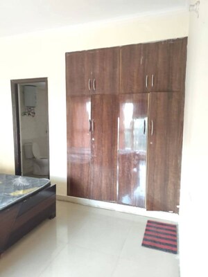 Furnished Amenities in 2.5 BHK Apartment at Amrapali Silicon City, Sector 76 – for Rent