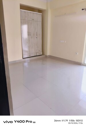 Room in 3 BHK Apartment at Amrapali Silicon City, Sector 76 – for Rent