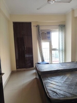 Room in 3 BHK Apartment at Amrapali Silicon City, Sector 76 – for Rent