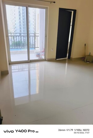 Room in 3 BHK Apartment at Amrapali Silicon City, Sector 76 – for Rent