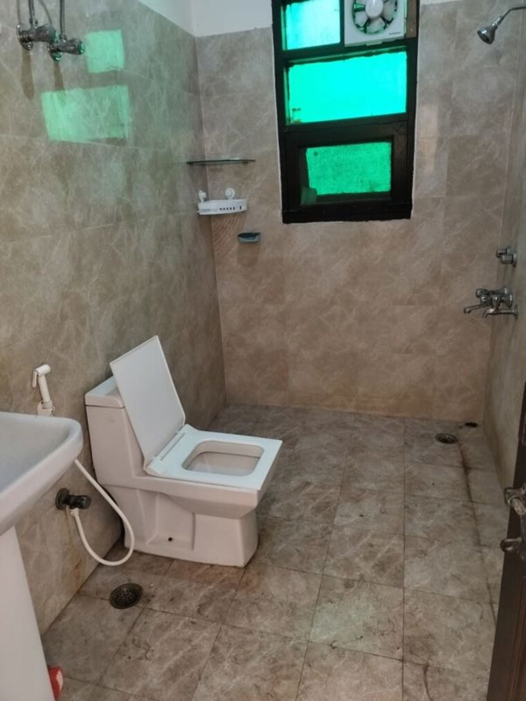 Bathroom, sector 52 2 Bedroom 1450 Sq.Ft. Builder Floor In Sector 52 Noida 10387740