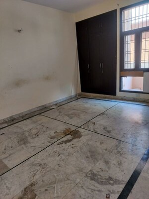Room in 2 BHK Builder Floor at Sector 52 – for Rent