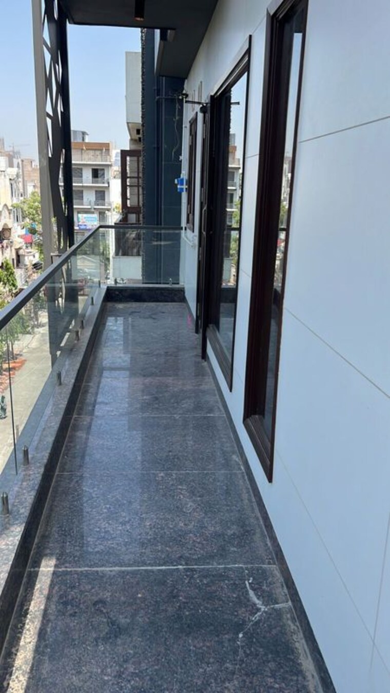 Balcony, anand vihar 3 Bedroom 1800 Sq.Ft. Builder Floor In Anand Vihar Delhi 10387799