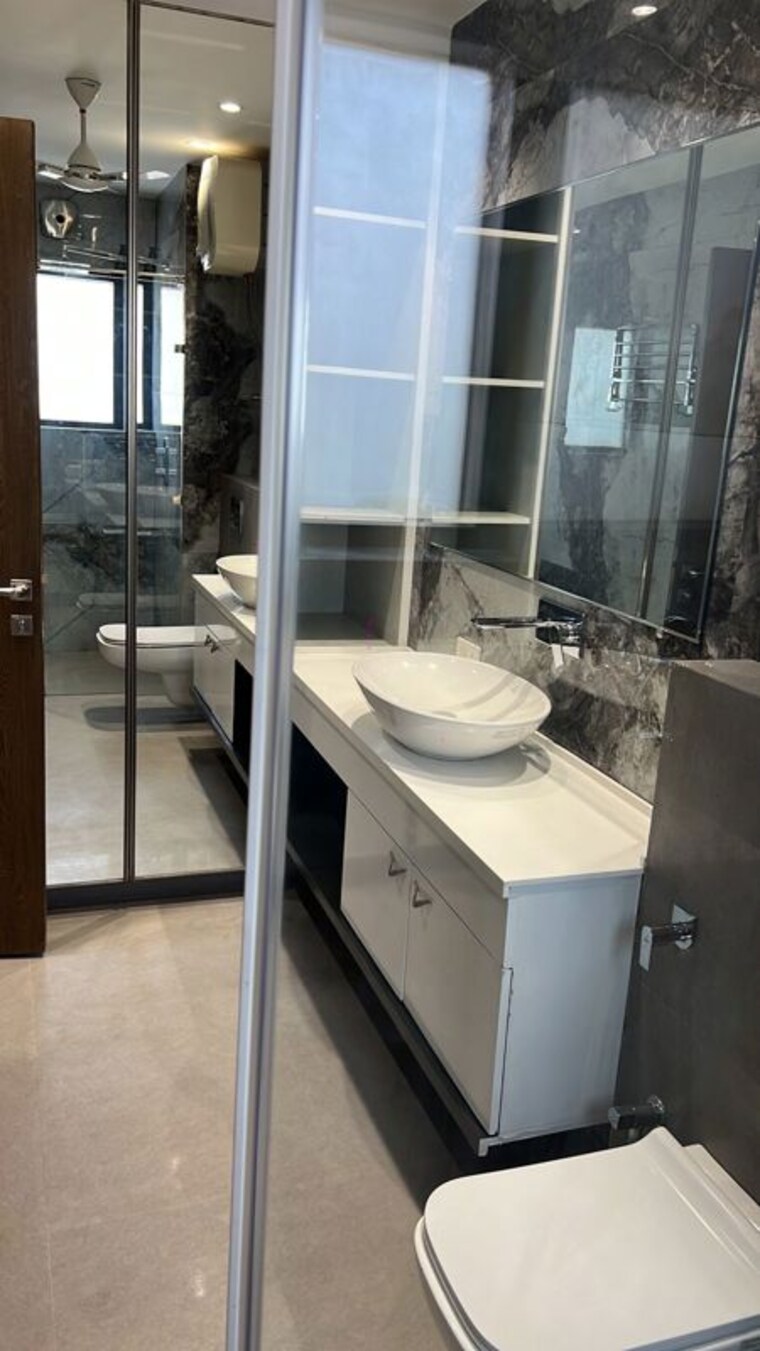 Bathroom, anand vihar 3 Bedroom 1800 Sq.Ft. Builder Floor In Anand Vihar Delhi 10387799