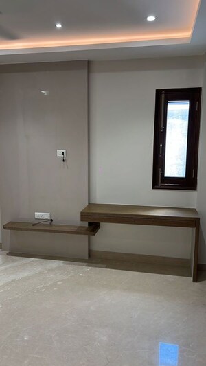 Room in 3 BHK Builder Floor at Anand Vihar – for Rent