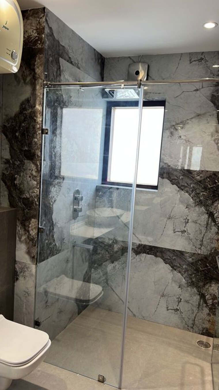 Bathroom, anand vihar 3 Bedroom 1800 Sq.Ft. Builder Floor In Anand Vihar Delhi 10387799