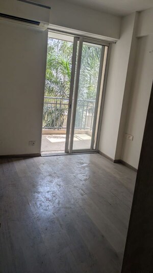 Room in 2.5 BHK Apartment at Godrej 101, Sector 79 – for Rent