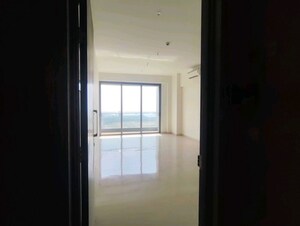 Room in 4 BHK Apartment at Piramal Mahalaxmi, Mahalaxmi – for Rent