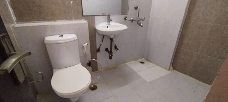 Bathroom, aditya-celebrity-homes 2 Bedroom 1110 Sq.Ft. Apartment In Sector 76 Noida 10388133