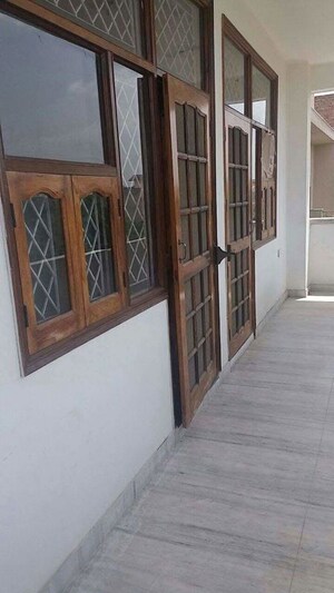 Room in 2 BHK Builder Floor at Sector 52 – for Rent