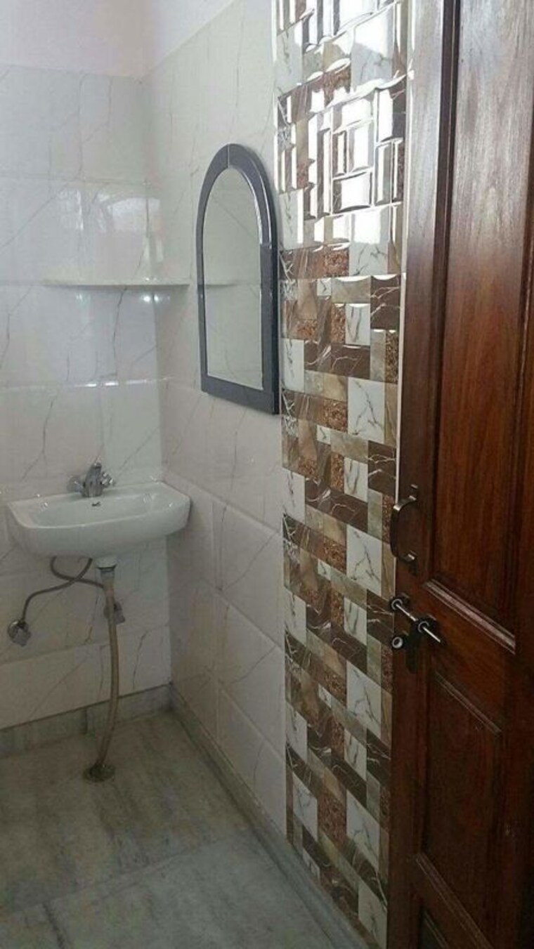 Bathroom, sector 52 2 Bedroom 1000 Sq.Ft. Builder Floor In Sector 52 Gurgaon 10388318