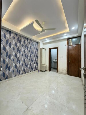 Room in 2 BHK Builder Floor at Sector 73 – for Sale