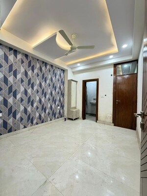 Room in 2 BHK Builder Floor at Sector 73 – for Sale