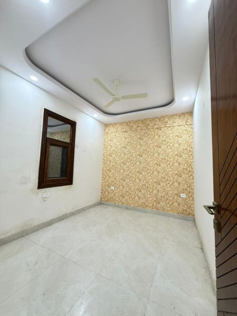 Room, sector 73 3 Bedroom 1450 Sq.Ft. Builder Floor In Sector 73 Noida 10388351