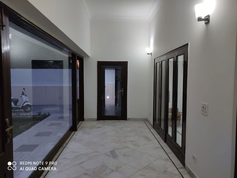 Room, hauz khas enclave 6+ Bedroom 1100 Sq.Yd. Builder Floor In Hauz Khas Enclave Delhi 10388386