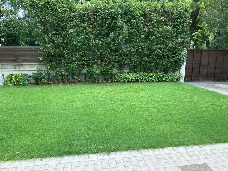 Garden, hauz khas enclave 6+ Bedroom 1100 Sq.Yd. Builder Floor In Hauz Khas Enclave Delhi 10388386