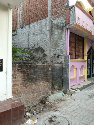  Plot For Sale in Aliganj