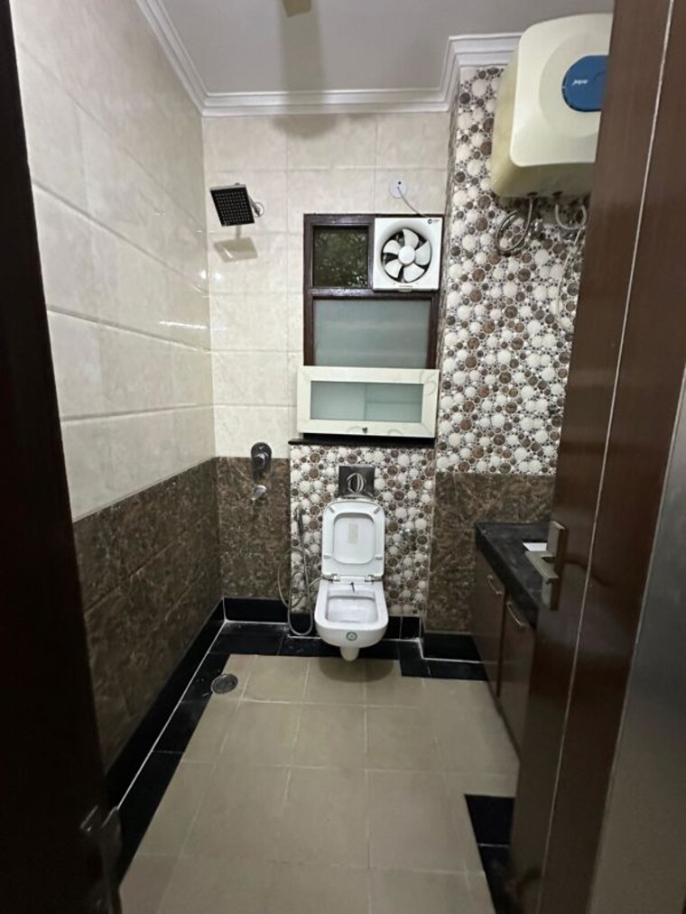 Bathroom, ss-mayfield-gardens 3 Bedroom 1800 Sq.Ft. Builder Floor In Sector 51 Gurgaon 10388511