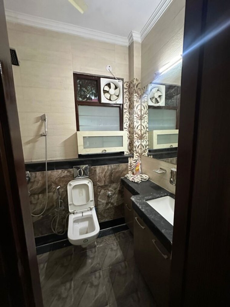Bathroom, ss-mayfield-gardens 3 Bedroom 1800 Sq.Ft. Builder Floor In Sector 51 Gurgaon 10388511