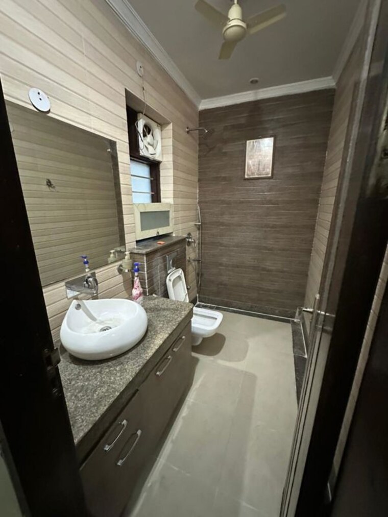 Bathroom, ss-mayfield-gardens 3 Bedroom 1800 Sq.Ft. Builder Floor In Sector 51 Gurgaon 10388511