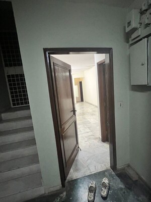 2 BHK Builder Floor – Entrance View at Panchsheel Park - for Rent