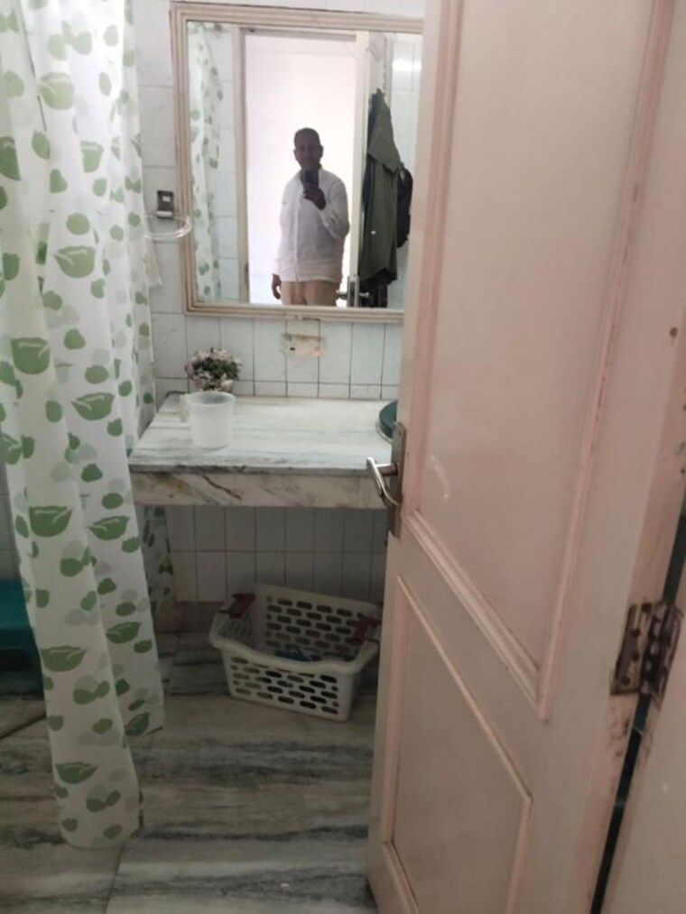 Bathroom, greater kailash ii 3 Bedroom 2000 Sq.Ft. Builder Floor In Greater Kailash ii Delhi 10388539