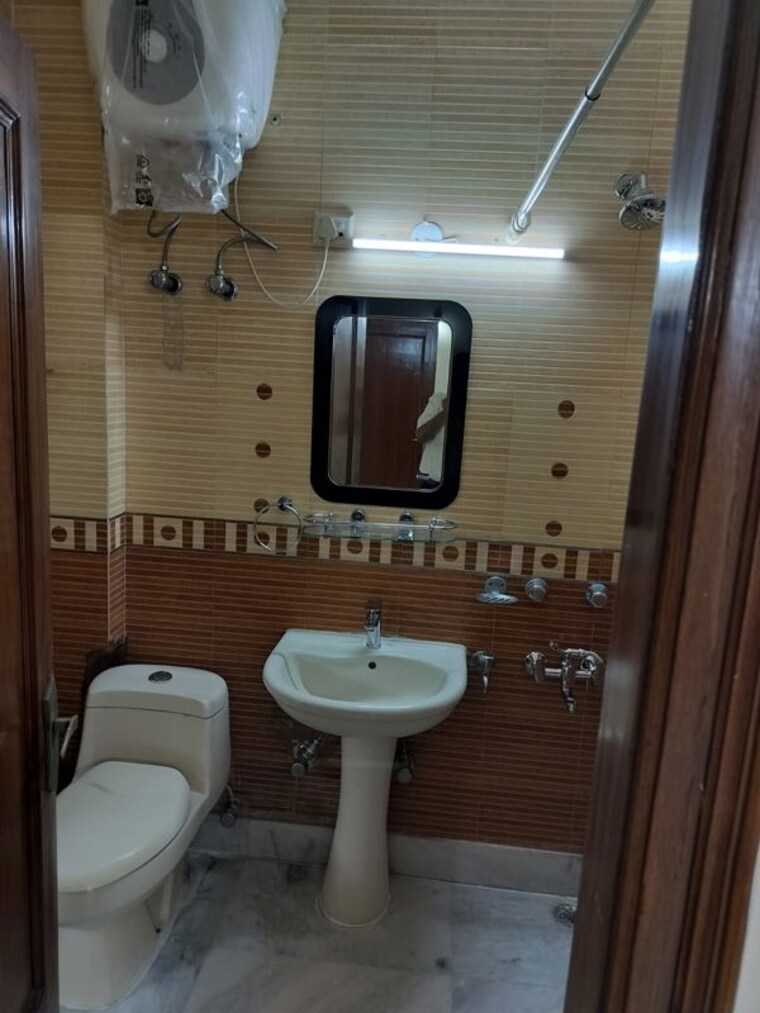 Bathroom, east of kailash 2 Bedroom 1200 Sq.Ft. Builder Floor In East Of Kailash Delhi 10388541