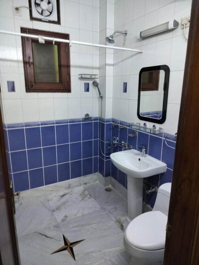 Bathroom, east of kailash 2 Bedroom 1200 Sq.Ft. Builder Floor In East Of Kailash Delhi 10388541