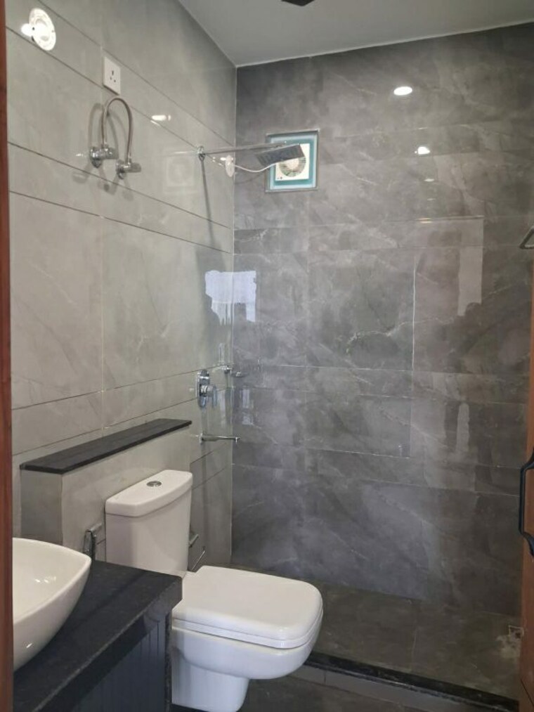 Bathroom, hbh colony 4 Bedroom 2250 Sq.Ft. Builder Floor In Hbh Colony Faridabad 10388579