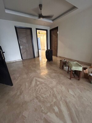 Room in 3 BHK Builder Floor at Sector 52 – for Rent