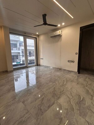 Room in 3 BHK Builder Floor at Sector 52 – for Rent