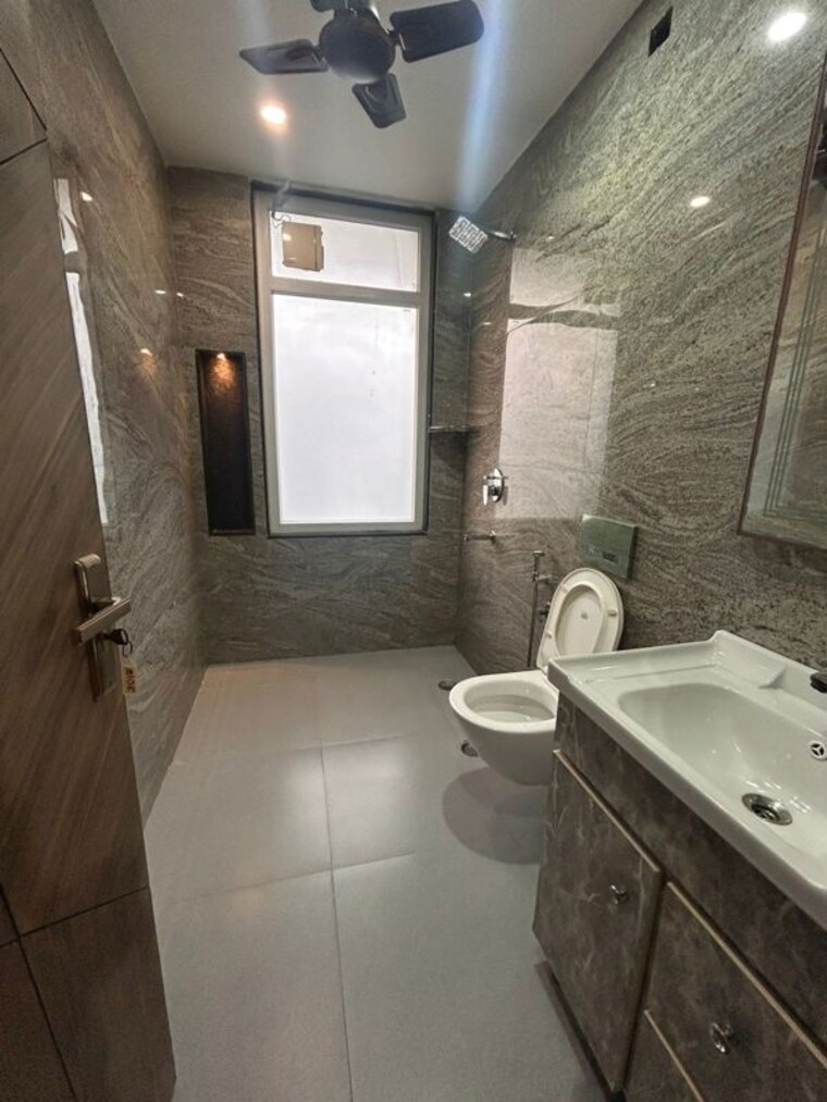 Bathroom, sector 52 3 Bedroom 1550 Sq.Ft. Builder Floor In Sector 52 Gurgaon 10388595