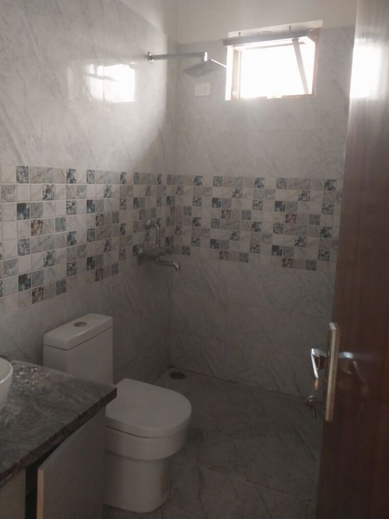 Bathroom, kulhan 3 Bedroom 1700 Sq.Ft. Builder Floor In Kulhan Dehradun 10374572
