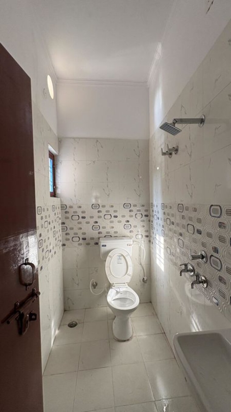 Bathroom, dalanwala 2 Bedroom 1700 Sq.Ft. Builder Floor In Dalanwala Dehradun 10368422