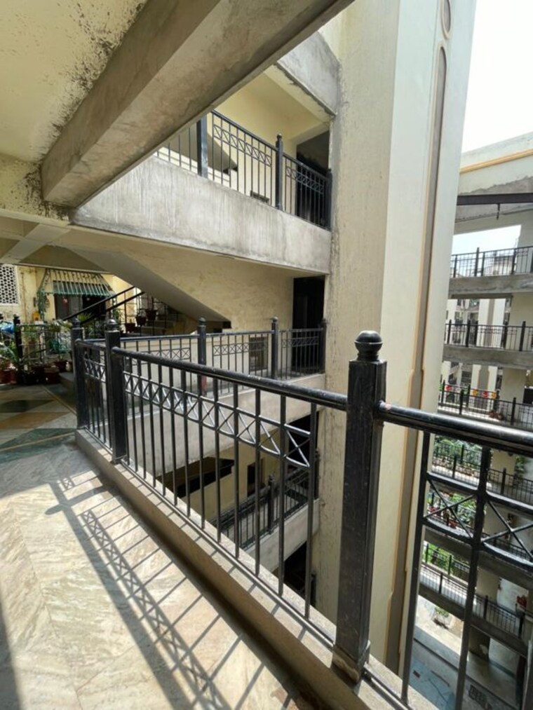 Balcony, central-market 3 Bedroom 1721 Sq.Ft. Apartment In Sector 50 Noida 10388760