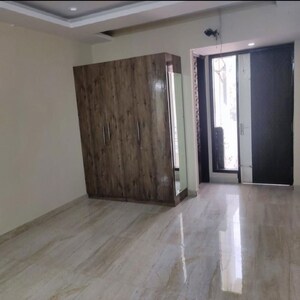 Room in 3 BHK Builder Floor at Sector 46 – for Rent