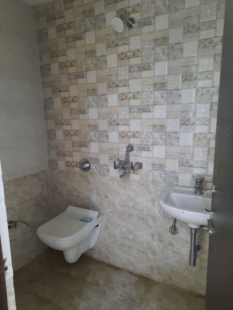 Bathroom, preet colony 3 Bedroom 150 Sq.Ft. Builder Floor In Preet Colony Zirakpur 10388989