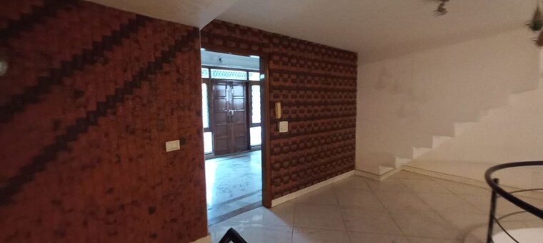 Room, south city 1 3.5 Bedroom 9000 Sq.Ft. Independent House In South City 1 Gurgaon 10389081