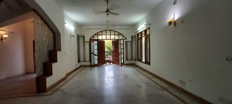Room, south city 1 3.5 Bedroom 9000 Sq.Ft. Independent House In South City 1 Gurgaon 10389081
