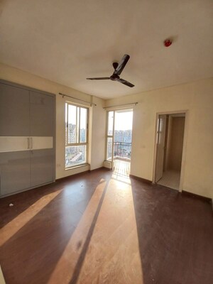 Room in 2.5 BHK Apartment at Imperia Esfera, Sector 37c – for Rent