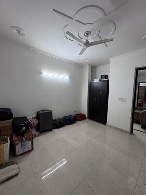 Room in 3 BHK Builder Floor at Sector 57 – for Rent