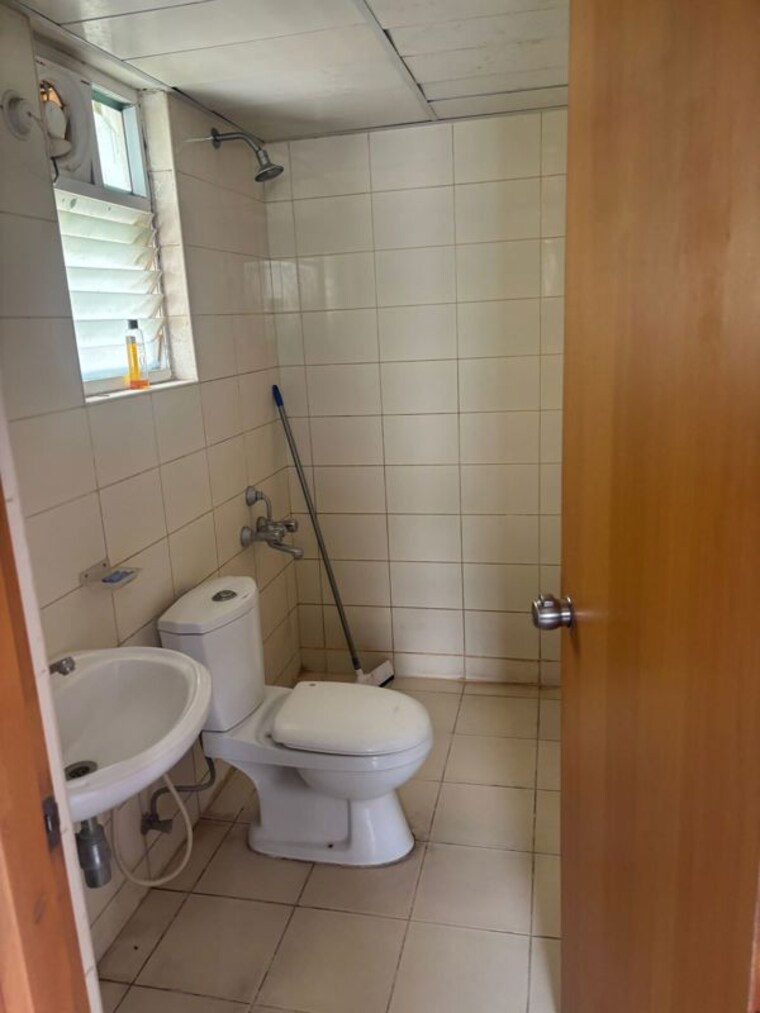 Bathroom, mantri-celestia 2 Bedroom 850 Sq.Ft. Apartment In Gachibowli Hyderabad 10389178