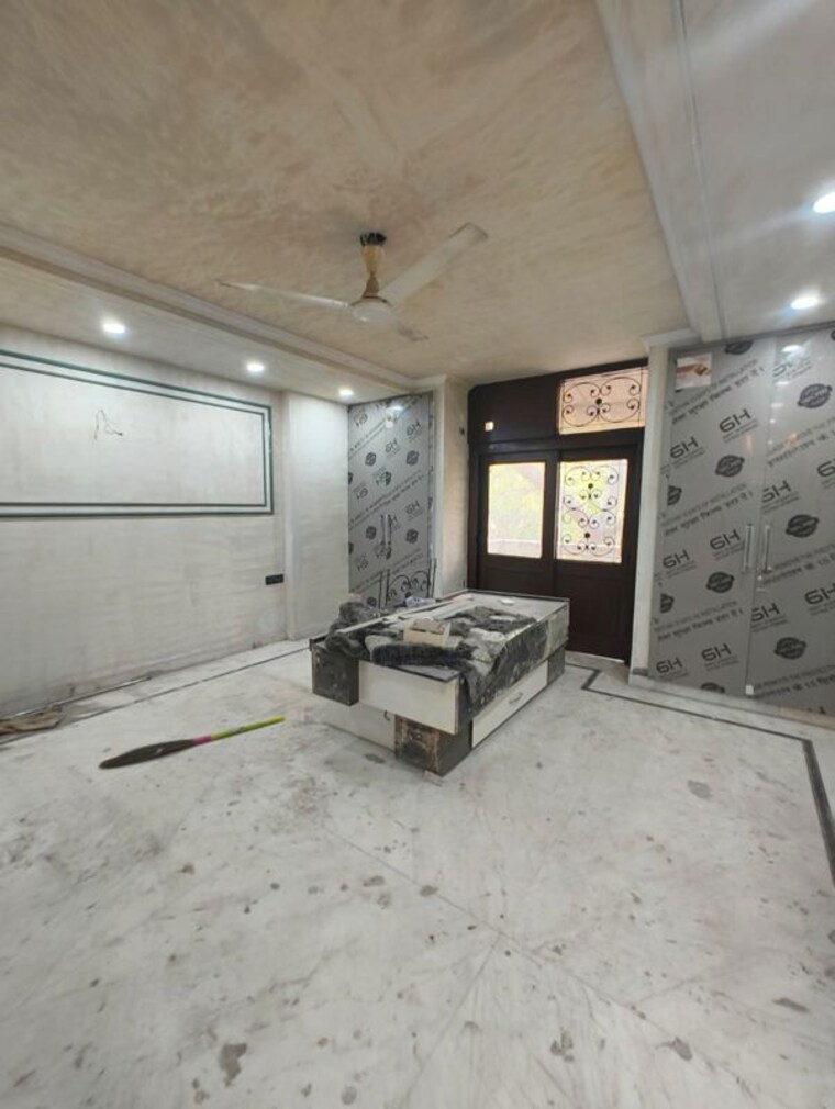  Parking, greater kailash ii 3 Bedroom 250 Sq.Yd. Builder Floor In Greater Kailash ii Delhi 10389320