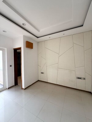 Room in 2 BHK Apartment at Tata Gurgaon Gateway, Bajghera – for Rent